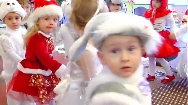 Малыши в новогодних костюмах перед началом новогоднего утренника. смотреть онлайн