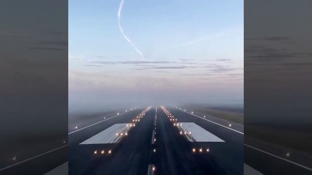 Посадка пассажирского самолета в туман. Потрясающе выглядит смотреть онлайн