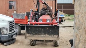 Погрузка и перевозка земли. Как мини-трактор УРАЛЕЦ-224 справляется с задачей.