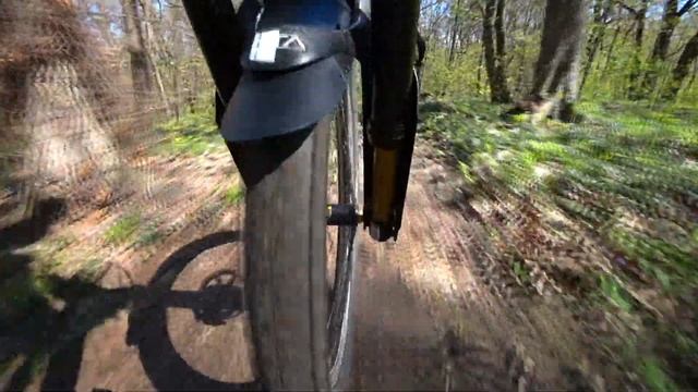 DVO Emerald in action, best downhill fork training on city park mtb trails. From rider to riders смотреть онлайн