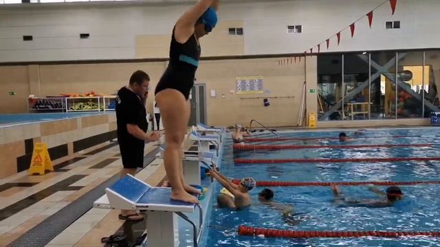 Как нырять с головой в воду в бассейне за одну тренировку (Техника прыжка) смотреть онлайн