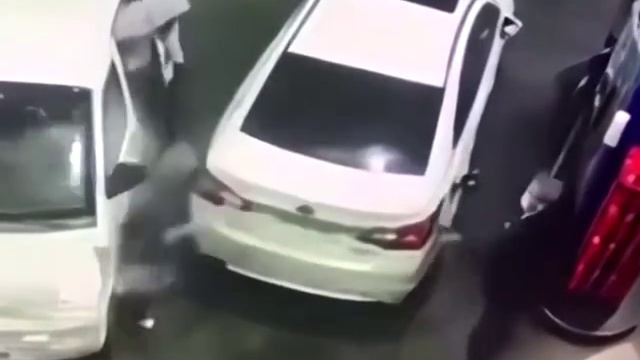 Водитель «отстрелялся» от банды грабителей из заправочного пистолета смотреть онлайн