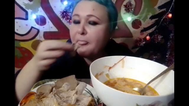 Мукбанг. Борщ на кости с копчёным салом под водочку с чесночком ммм