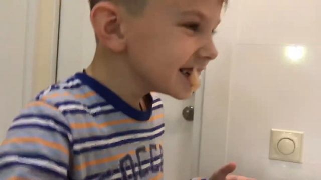 Умственно-отсталый чистит зубы смотреть онлайн