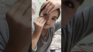 Как ребенку самому снять линзу с своего глаза.