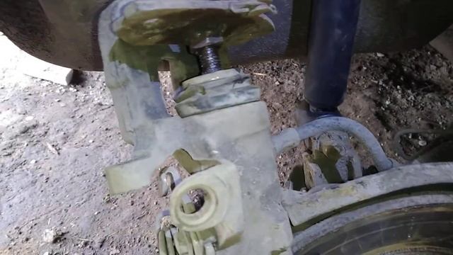 Как заменить задние колодки. Дисковые тормоза. смотреть онлайн