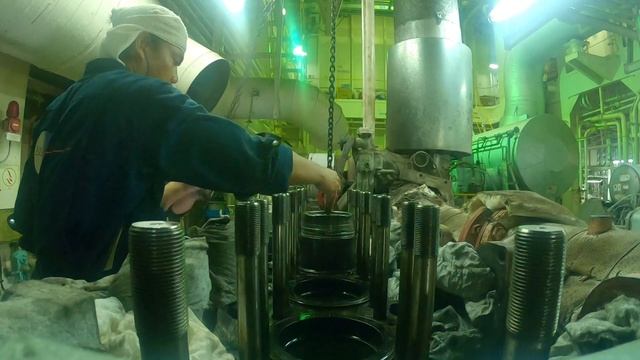 OVERHAULING OF THE SHIP'S GENERATOR ENGINE ( DAIHATSU 5DC-17A) | CarMikhail | Seaman Vlog | смотреть онлайн