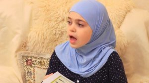 Маленькая мусульманка Капишка и Священный Коран! Учим вместе суру Аль-Фалак!