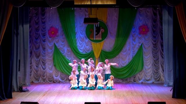 Танец "Лебедь белый, молодой" - Коллектив Victoria Dance смотреть онлайн