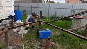 Свариваю каркас для летней кухни.