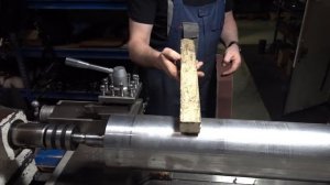 ТБ при использовании наждачной бумаги на токарном станке. #токарка #токарныеработы