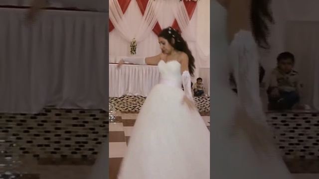 Цыганская невеста танцует от души #shorts смотреть онлайн