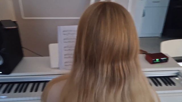Красивая девушка , красиво играет на фортепиано смотреть онлайн