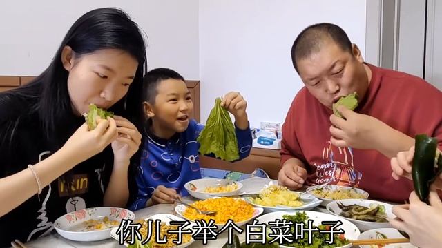 一家四口第一次吃饭包，包的稀淌哗漏，饭包改成拌饭也蛮香的 смотреть онлайн