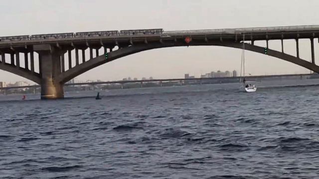 Прикольное видео двух вагонов метро на мосту. Минутное видео для души. смотреть онлайн