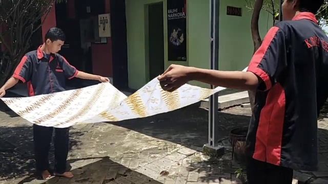 PROSES MEMBUAT BATIK TULIS JURUSAN KRIA KREATIF BATIK DAN TEKSTIL SISWA - SISWI SMK NEGERI 1 JABON смотреть онлайн