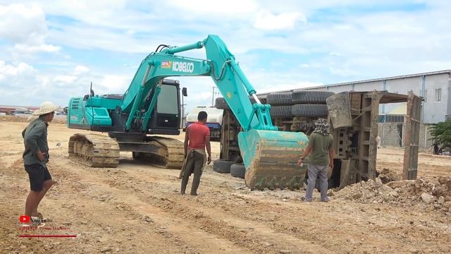 Interesting Incredible Overturn DAEWOO Truck Helping Recovery Heavy Dozer KOBELCO SK210Lc EXCAVATOR смотреть онлайн