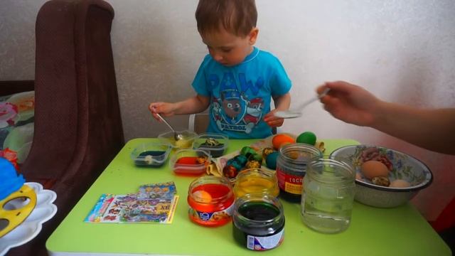 Тимур Красит Яйца на Пасху Учимся красить Как Покрасить Яйца на Пасху с Ребёнком Видео для Детей смотреть онлайн