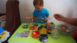 Тимур Красит Яйца на Пасху Учимся красить Как Покрасить Яйца на Пасху с Ребёнком Видео для Детей