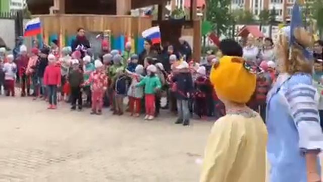 Белый,синий,красный-флаг России! смотреть онлайн