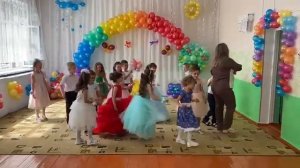 Танец "Мы маленькие дети"