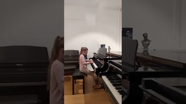 В. Гиллок, вальс "В старой Вене". Исполняет Дручинина Полина, 9 лет смотреть онлайн