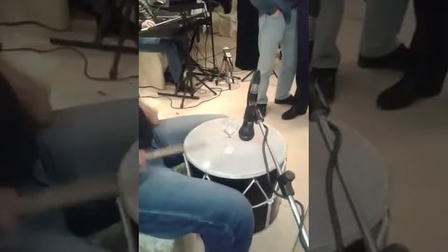 как играют музыканты на дагестанской свадьбе. Рюмка танцует на барабане вокруг микрофона смотреть онлайн