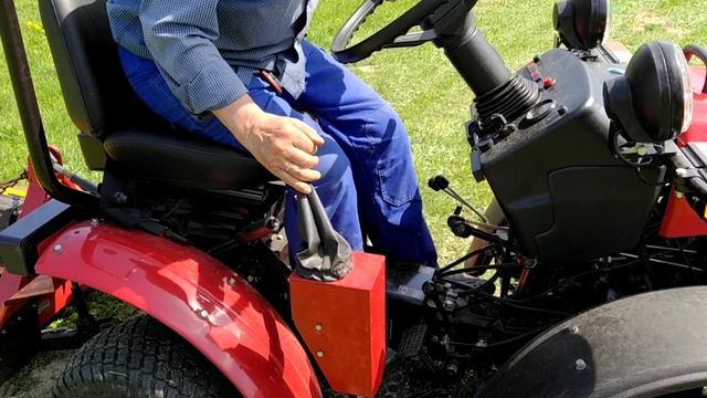 Трактор МТЗ Беларус 112Н-01 косит газон. продолжаем осваивать технику смотреть онлайн