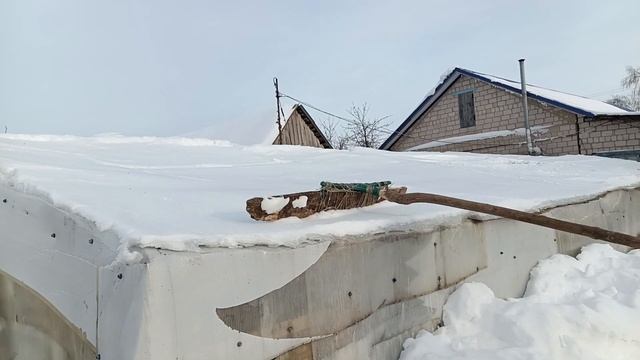 Приспособление для уборки снега с плоских теплиц, сараев. смотреть онлайн