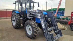 Погрузчик ТУРС установлен на трактор Беларус 1221 с дополнительным баком.