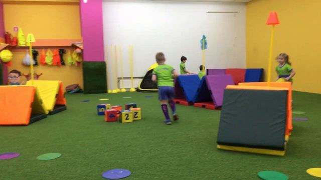 Футбол Первая тренировка в школе Footbik