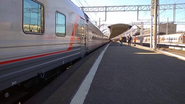 ЭП20-061 с поездом Санкт-Петербург-Севастополь отправляется с Московского вокзала смотреть онлайн