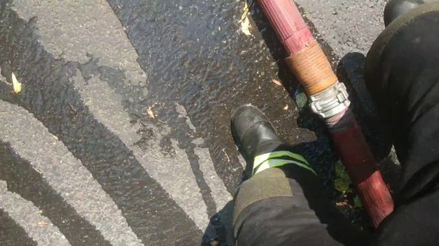 КАК ЛУЧШЕ СЛИВАТЬ ВОДУ из ПОЖАРНЫХ РУКАВОВ. Совет от МОСКОВСКОГО ПОЖАРНОГО. смотреть онлайн