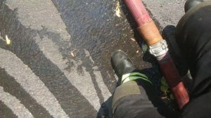 КАК ЛУЧШЕ СЛИВАТЬ ВОДУ из ПОЖАРНЫХ РУКАВОВ. Совет от МОСКОВСКОГО ПОЖАРНОГО.