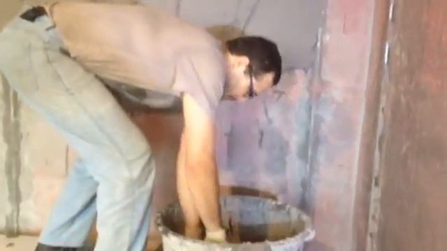 Штукатурка стен от Юрия - мешок Ротбанда за 3 мин с ковшом КОНДОР⛔ смотреть онлайн