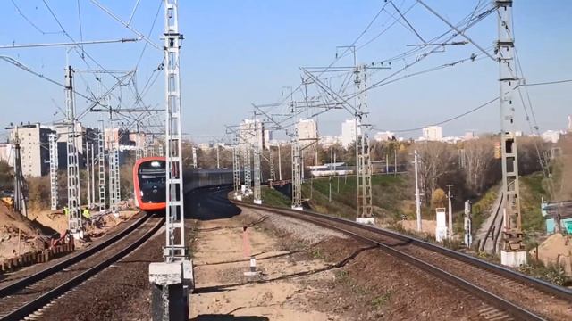 Красиво прибывает поезд ЭГ2Тв "Иволга" 2.0 платформа Окружная D1 смотреть онлайн