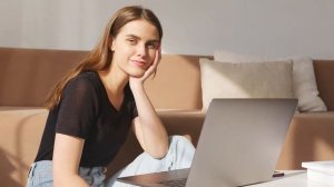 5 лет оплакивал жену, но вдруг увидел на кухне цветы, которые отнес к ее памятнику