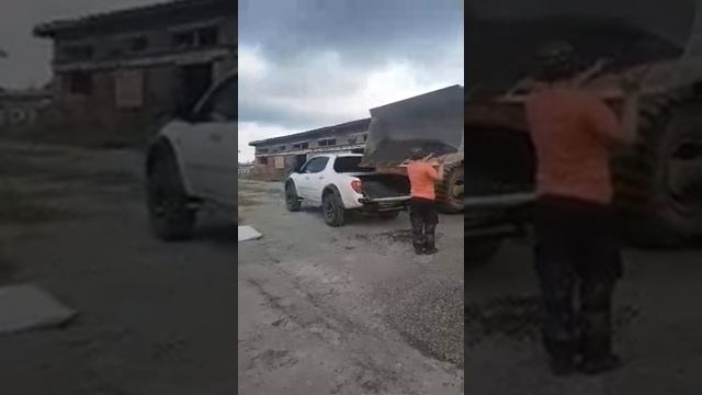 Тонна речной гальки в Митсубу Л200 смотреть онлайн