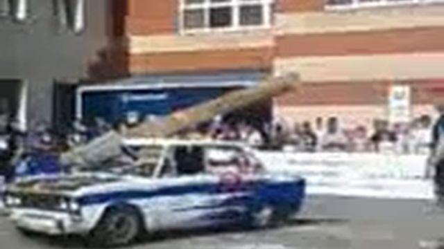 Встреча машины и бревна... смотреть онлайн