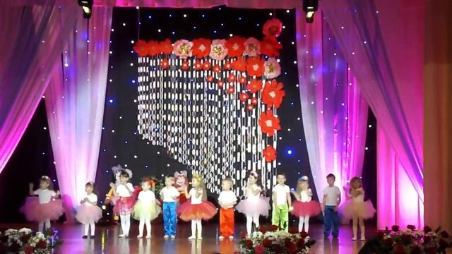 ТАНЦУЮТ МАЛЫШИ. DANCE KIDS. КЦ ИНСКОЙ ДЕНЬ МАТЕРИ 2016 г смотреть онлайн