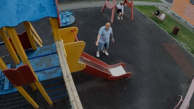 МУЖИК НАПАЛ НА ДЕТСКОЙ ПЛОЩАДКЕ ИЗ-ЗА ПАРКУРА ? смотреть онлайн