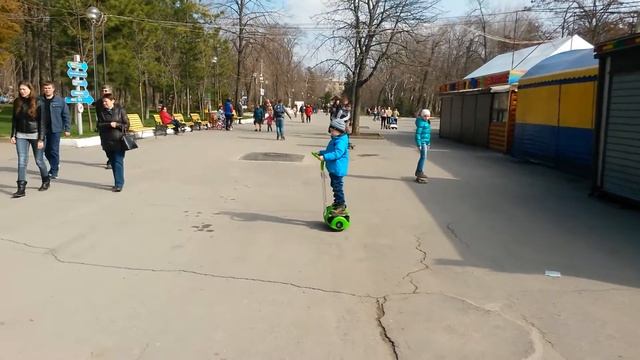 Гироскутер с ручкой Сегвей Первый раз катаемся в парке Учимся кататься на гироскутере смотреть онлайн