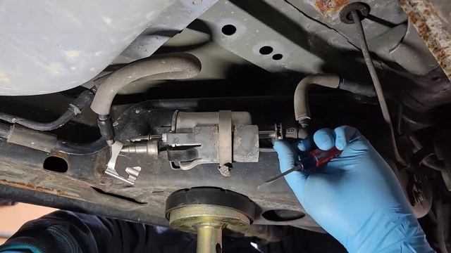 2011 Ford Crown Victoria Police Interceptor - Changing the Fuel Filter смотреть онлайн