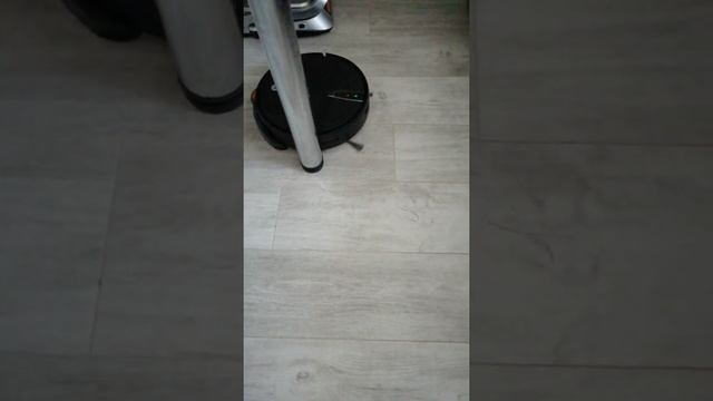 работа робота пылесоса HI HRT1W151 смотреть онлайн