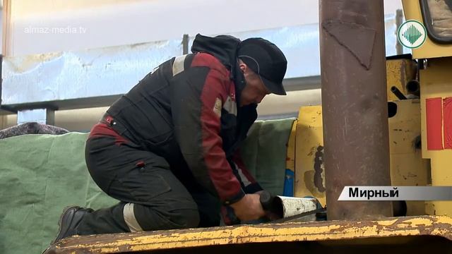 В Мирнинском управлении автодорог готовят тяжелую технику к зимнику смотреть онлайн