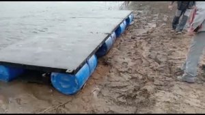 Спуск на воду самодельного пантона из бочек и пнд