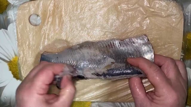 Чистим селёдку от кожи и костей.Легко и быстро.Простой способ . смотреть онлайн