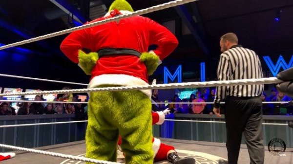 SANTA CLAUS vs. THE GRINCH | Top Talent Wrestling