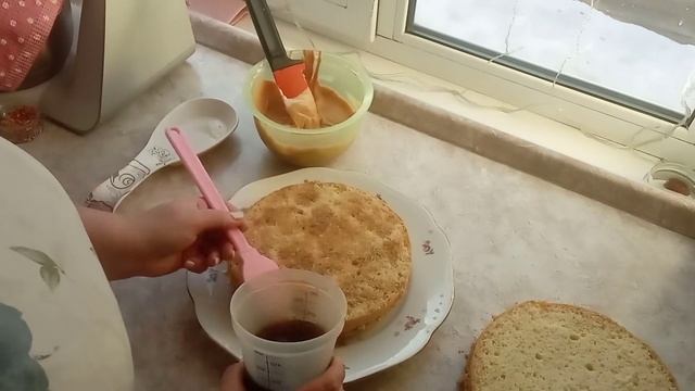 Собираем простой домашний, бисквитный тортик к чаю смотреть онлайн