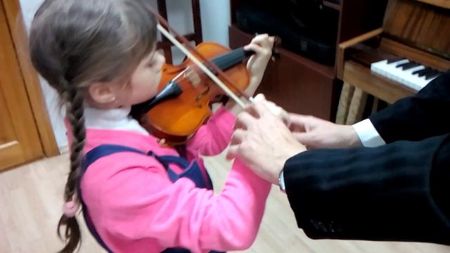 Начинаем учится держать смычек.